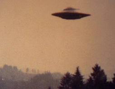 ジェット機にトランスフォームする新型UFOが出現！？